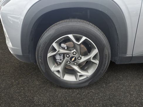 Used 2025 Chevrolet Trax LT w/ LT Convenience Package image 16