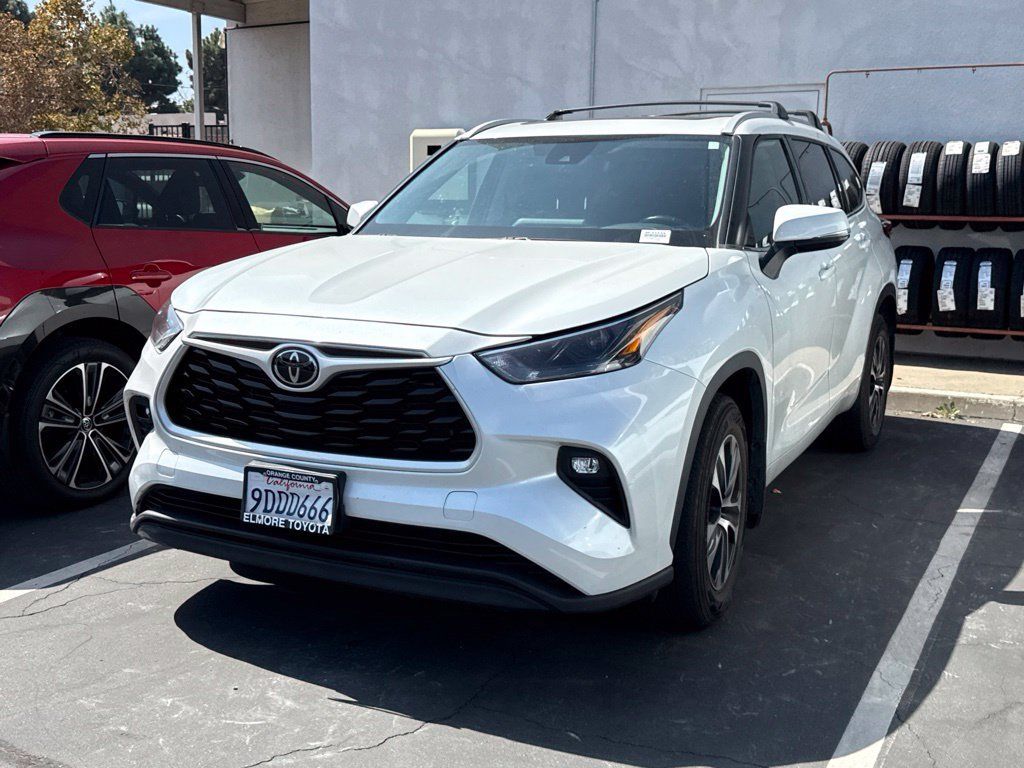 Used 2022 Toyota Highlander XLE FWD image 3