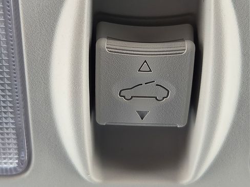 Used 2024 Hyundai Venue SEL FWD image 21