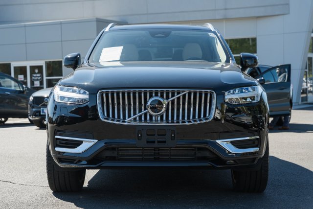 Certified 2025 Volvo XC90 T8 Plus w/ Protection Package Premier AWD/4WD image 2