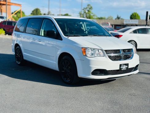 Used 2017 Dodge Grand Caravan SE w/ UConnect Hands-Free Group FWD image 1