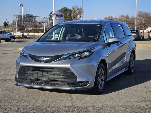 Used 2024 Toyota Sienna LE image 2