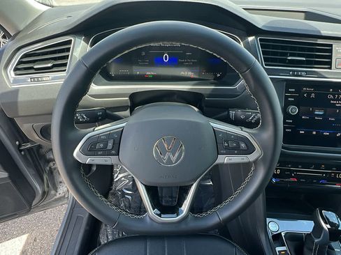 Certified 2024 Volkswagen Tiguan SE w/ Panoramic Sunroof Package AWD/4WD image 18