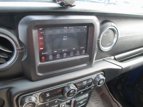 Used 2018 Jeep Wrangler Unlimited Sahara image 19