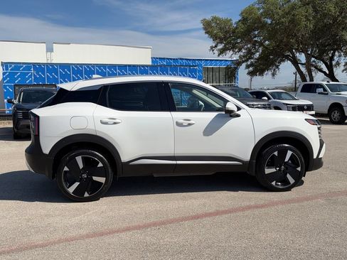Used 2025 Nissan Kicks SR FWD image 4