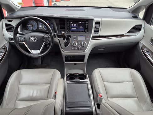Used 2020 Toyota Sienna XLE FWD image 14