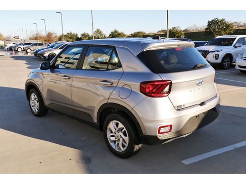 Certified 2025 Hyundai Venue SE image 7