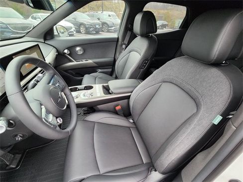 Used 2025 Genesis GV60 Advanced image 17