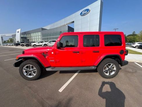 Used 2018 Jeep Wrangler Unlimited Sahara AWD/4WD image 9