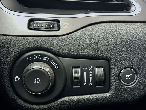 Used 2021 Jeep Cherokee Latitude Lux w/ Comfort/Convenience Group image 9