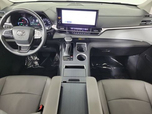 Used 2025 Toyota Sienna XLE FWD image 16