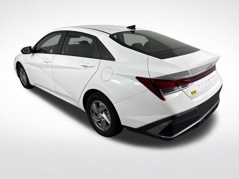 Used 2024 Hyundai Elantra SE FWD image 6