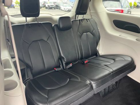 Used 2023 Chrysler Pacifica Touring-L FWD image 31