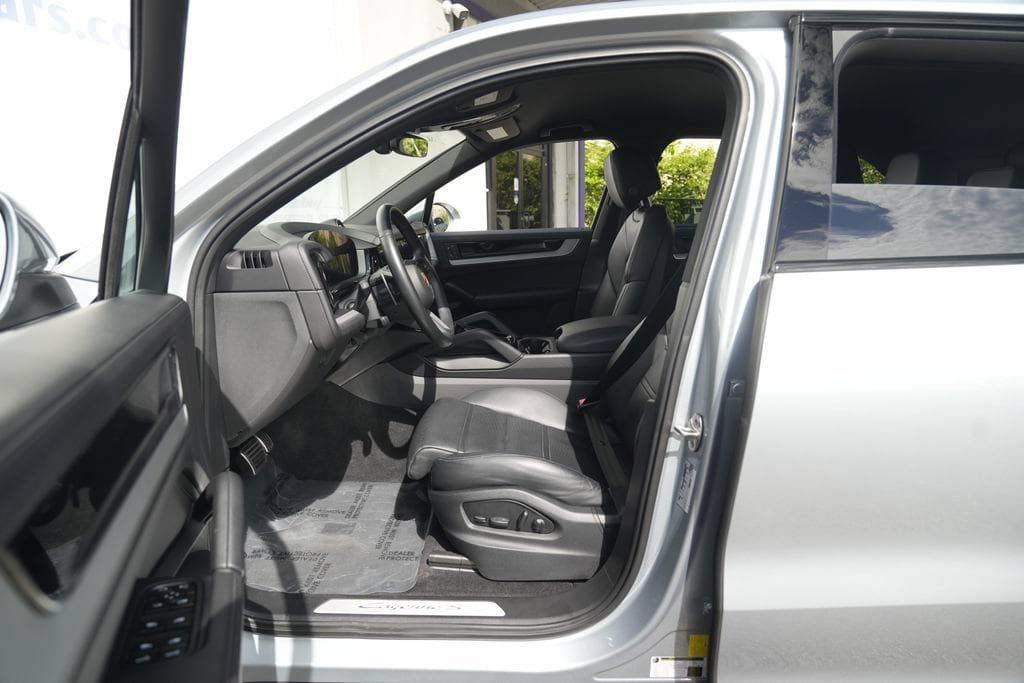 Used 2024 Porsche Cayenne S w/ Sport Chrono Package AWD/4WD image 17