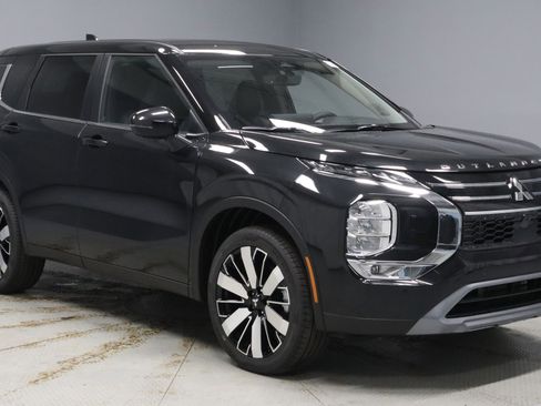 New 2026 Mitsubishi Outlander SE image 2