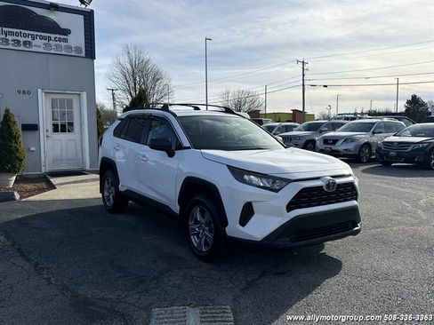 Used 2022 Toyota RAV4 LE image 3