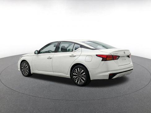 Used 2025 Nissan Altima 2.5 SV FWD image 11