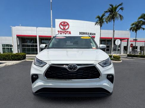 Used 2023 Toyota Highlander Limited FWD image 2