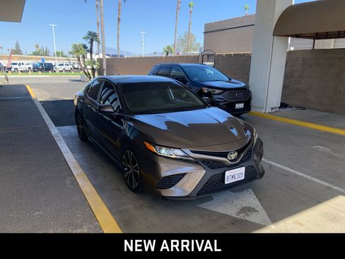 Used 2020 Toyota Camry SE w/ Carpet Mat Package FWD image 3