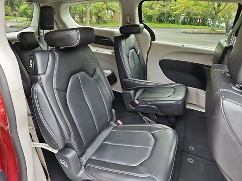 Used 2024 Chrysler Pacifica Touring-L FWD image 15