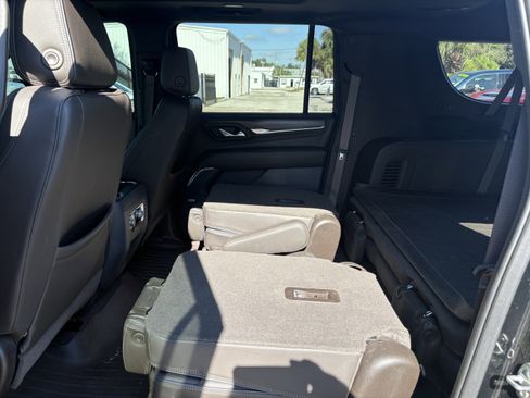 Used 2021 GMC Yukon XL Denali w/ Denali Premium Package image 8