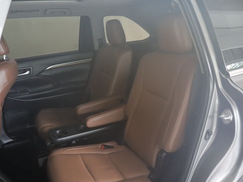 Used 2019 Toyota Highlander Limited Platinum AWD/4WD image 9