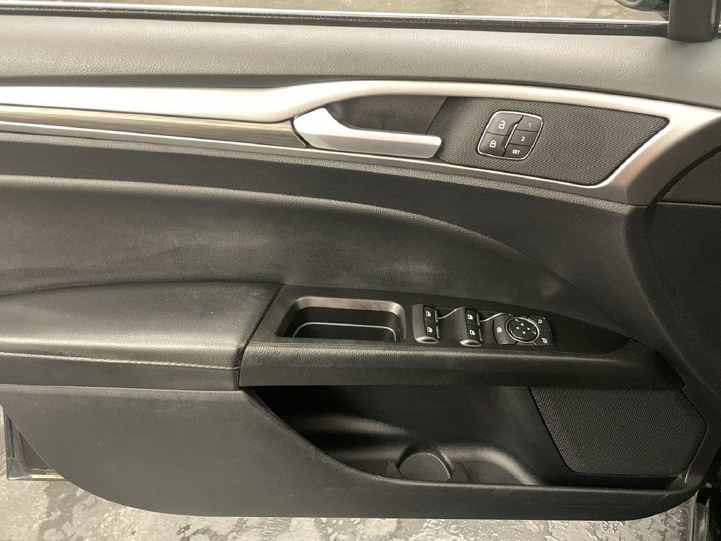 Used 2020 Ford Fusion SEL FWD image 16