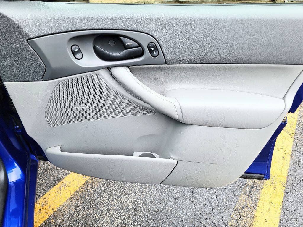 Used 2005 Ford Focus ZX4 Sedan FWD image 19