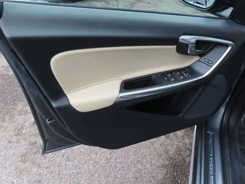 Used 2017 Volvo V60 T5 Cross Country w/ Convenience Package image 6