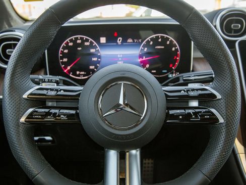 Used 2024 Mercedes-Benz GLC 300 4MATIC image 17