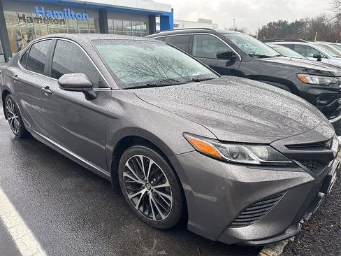 Used 2018 Toyota Camry SE image 3