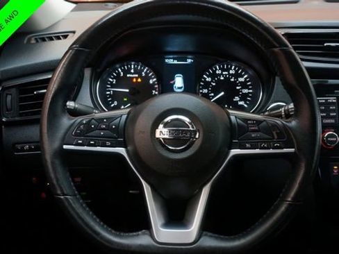 Used 2017 Nissan Rogue SV w/ SV Premium Package image 12