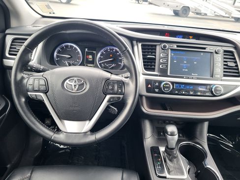 Used 2017 Toyota Highlander XLE image 16
