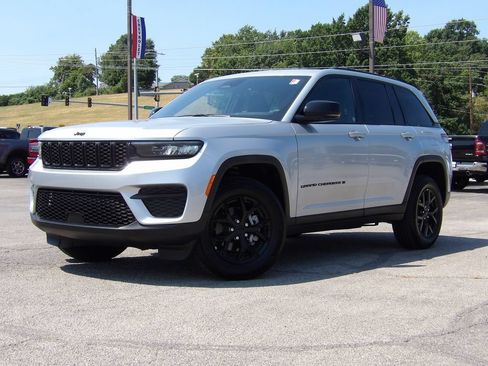 Used 2025 Jeep Grand Cherokee Altitude AWD/4WD image 26