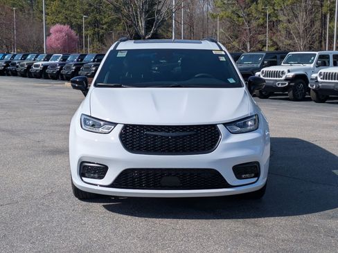 New 2026 Chrysler Pacifica Limited image 2