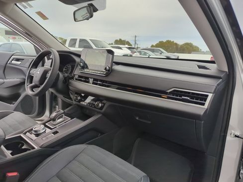 Used 2024 Mitsubishi Outlander SE image 27