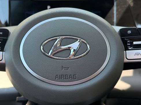 Used 2022 Hyundai Elantra SEL w/ Convenience + Premium Package FWD image 16