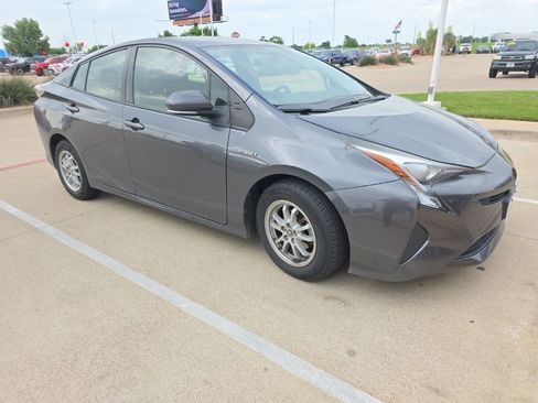 Used 2016 Toyota Prius Two FWD image 3