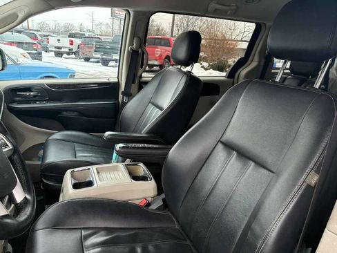 Used 2014 Chrysler Town & Country Touring image 9