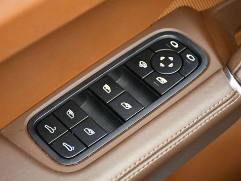 Used 2023 Porsche Cayenne Platinum Edition image 38