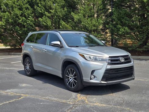 Used 2018 Toyota Highlander SE image 3