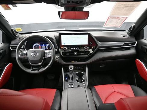Certified 2025 Toyota Highlander XSE image 30