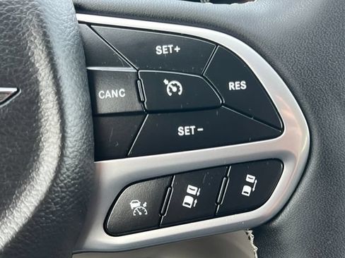 Used 2024 Chrysler Pacifica Limited FWD image 24