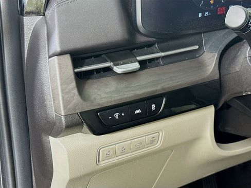 Used 2023 Kia Carnival SX image 10