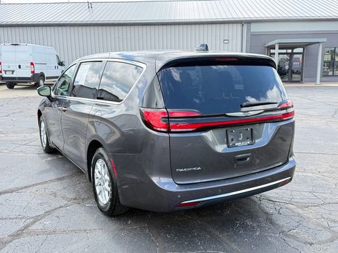 Used 2023 Chrysler Pacifica Touring-L FWD image 5