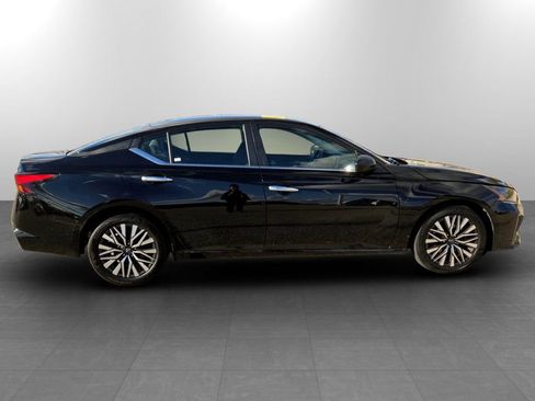 Used 2024 Nissan Altima 2.5 SV image 5