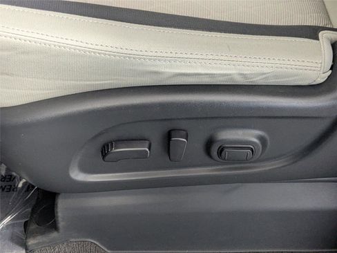 Used 2021 Nissan Titan SV w/ SV Convenience Package image 10