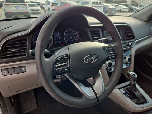 Used 2019 Hyundai Elantra SE image 16