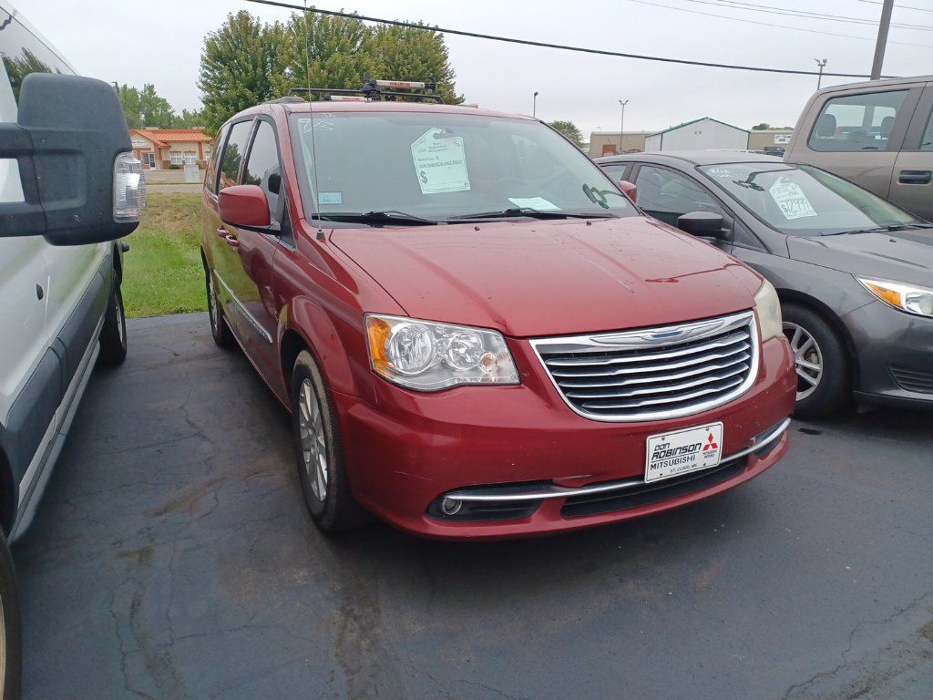 Used 2016 Chrysler Town & Country Touring FWD image 1