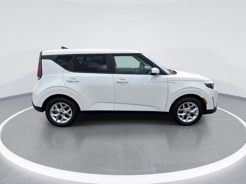 Used 2025 Kia Soul LX w/ LX Technology Package FWD image 9